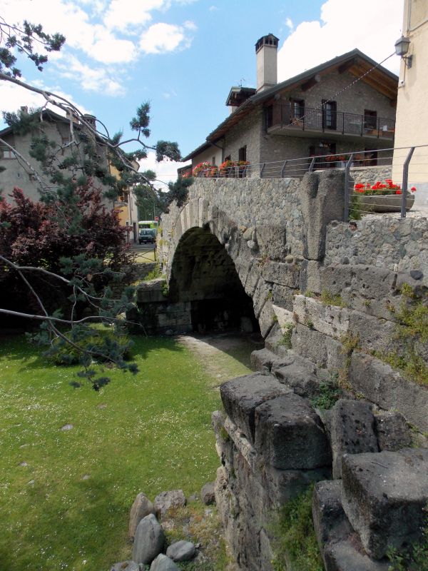 Il ponte Romano di Aosta vicino all'hotel Cecchin